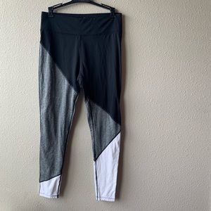 Geometric athletic leggings- black, grey, white 👟